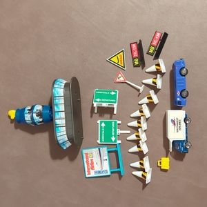 Realtoy Southwest Airlines play set with trucks and accessories